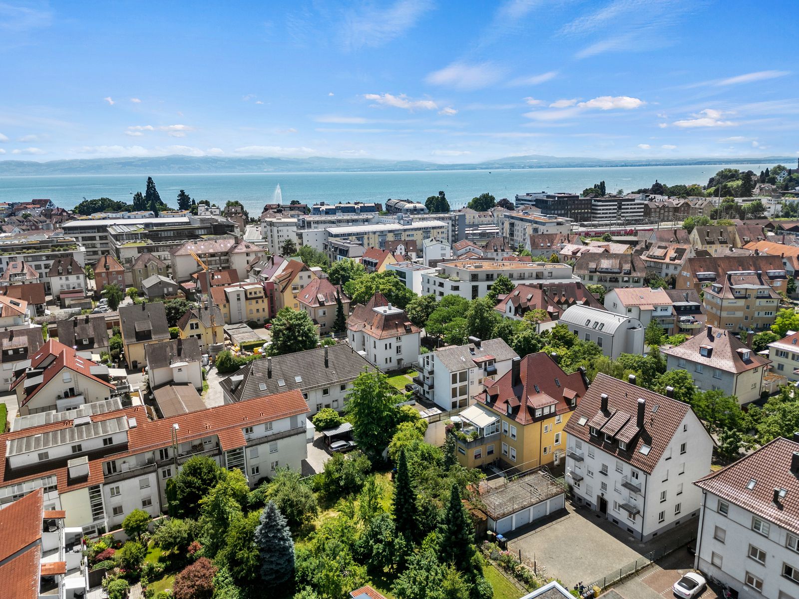 Luftbild von Friedrichshafen mit Blick über die Dächer zum Bodensee